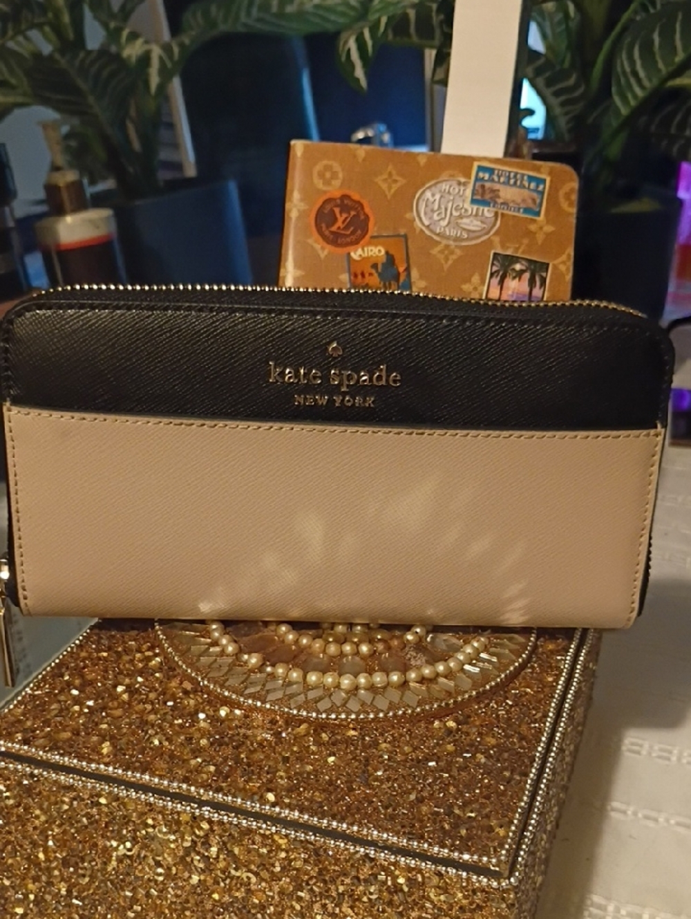 kate spade black and beige zip-around wallet